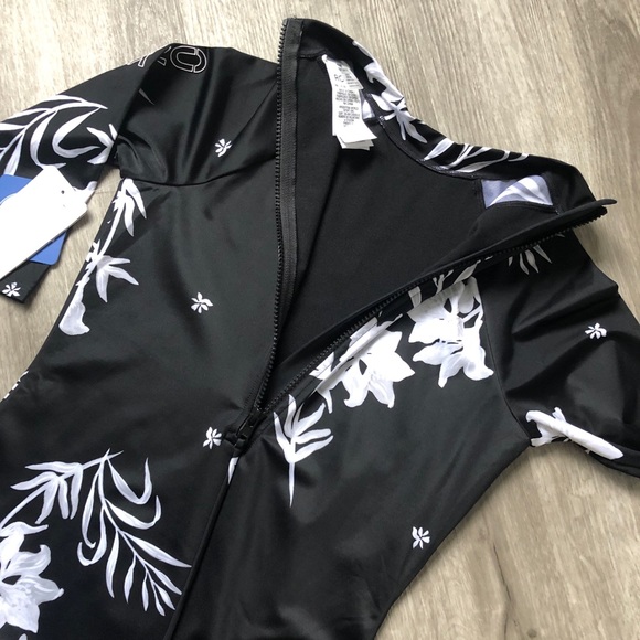 ROXY• Fitness 3/4 Sleeve Back Zip One-Piece - Picture 3 of 11